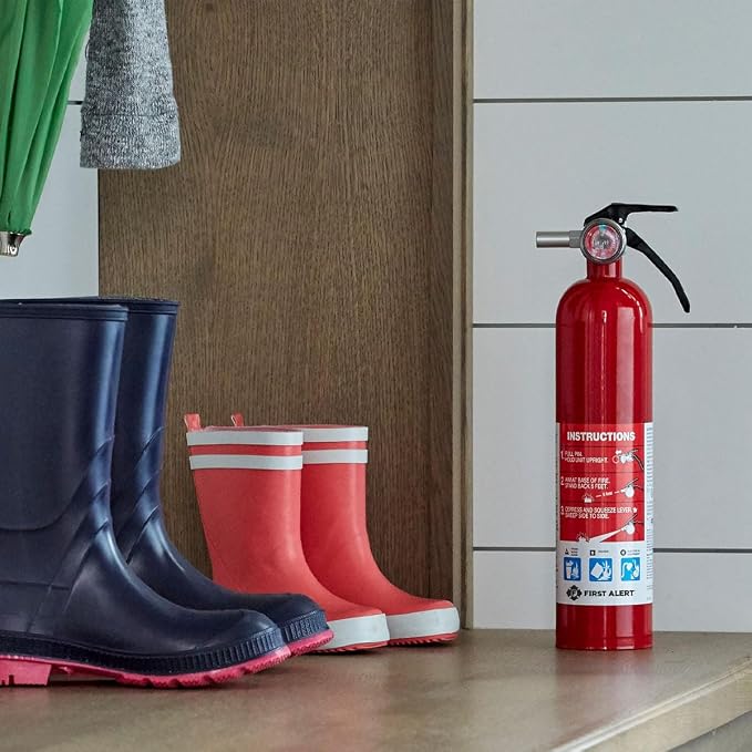First Alert Fire Extinguisher for Home, Standard Rechargeable Compliance Unit, UL RATED 1-A:10-B:C, HOME1, Red with Metal Bracket Bundle, 1-Pack